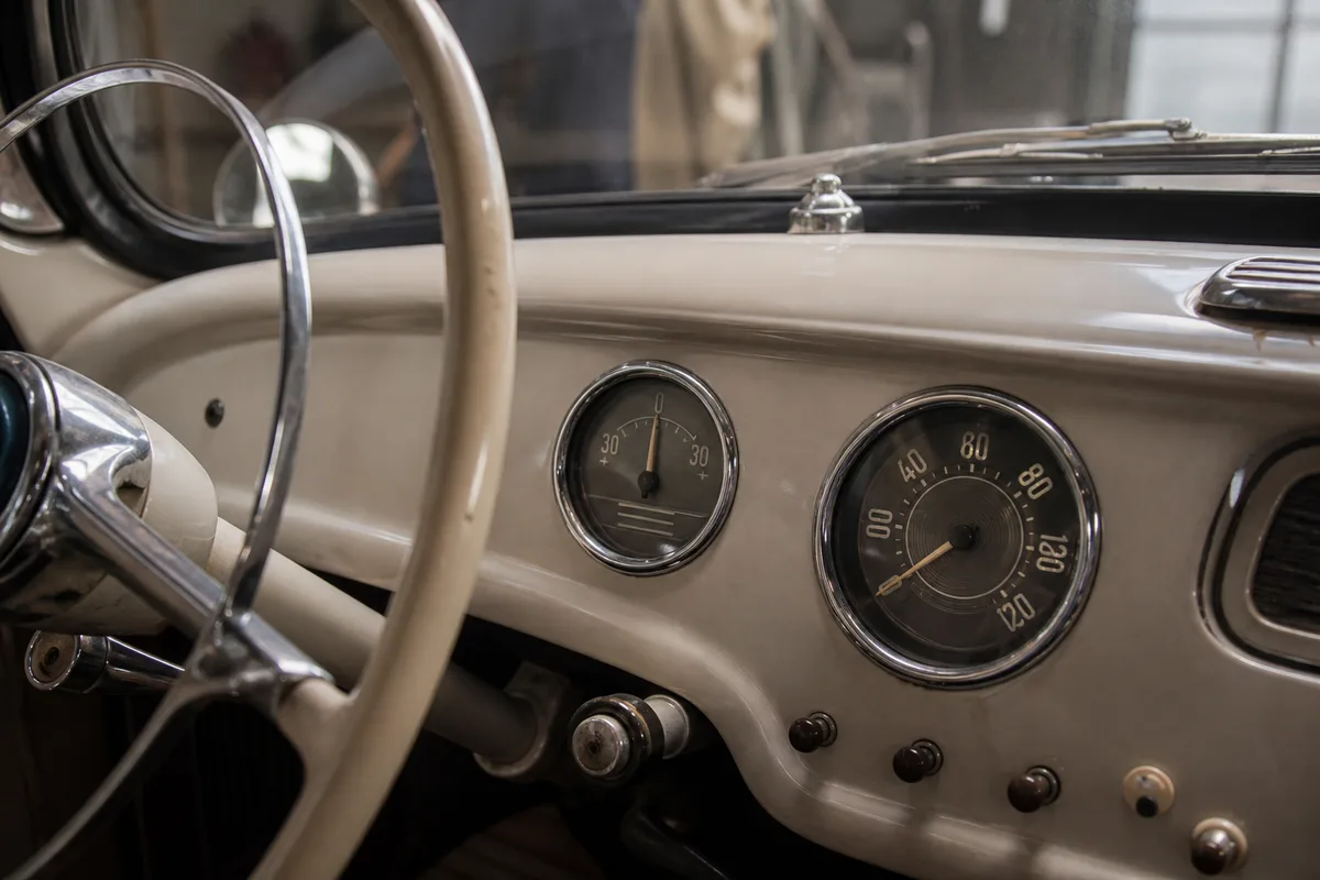 Tableau de bord d&rsquo;une automobile d&rsquo;époque avec ampèremètre et commandes chromées