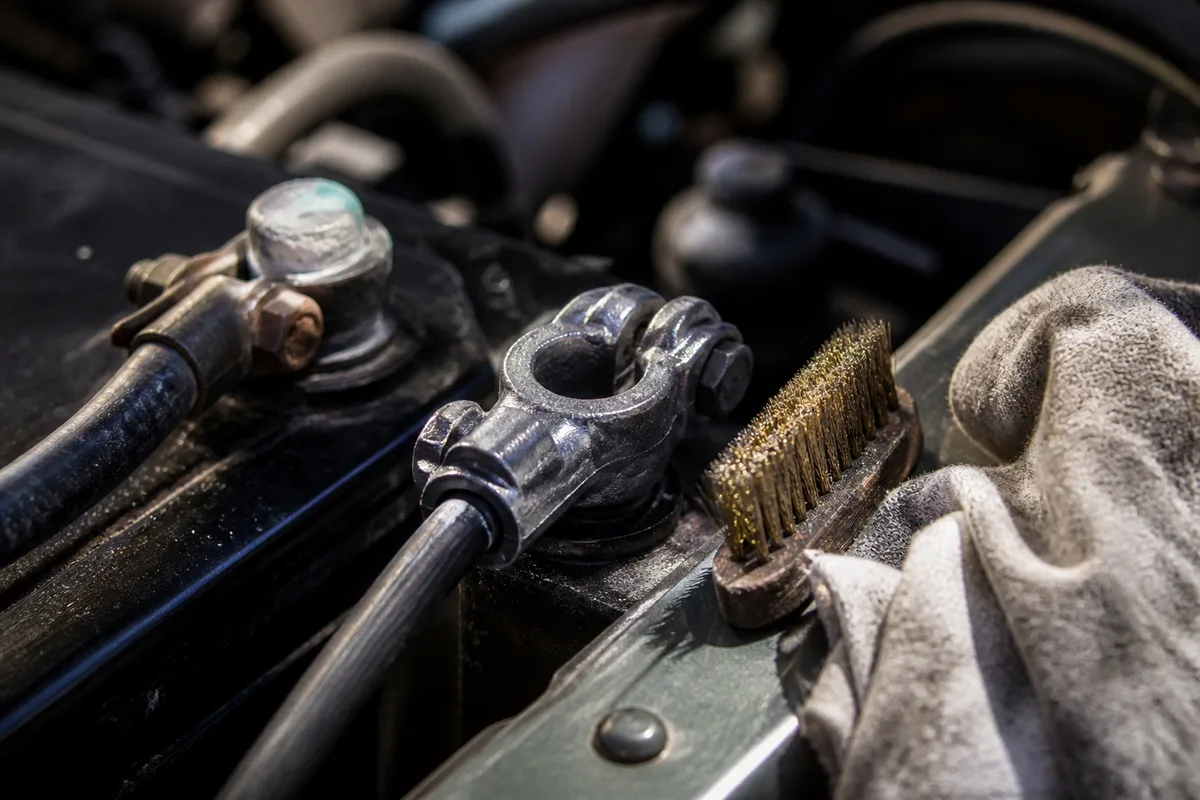 Cosses de batterie nettoyées à la brosse laiton sur un moteur d&rsquo;automobile ancienne
