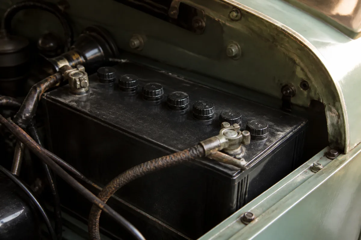 Batterie de voiture ancienne : l'entretien qui la sauve